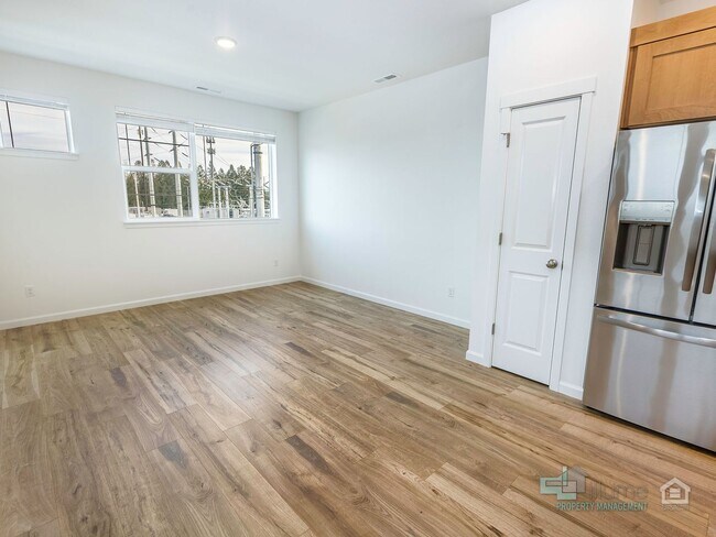 Building Photo - Bright 2-Bedroom, 2.5-Bathroom Home in Hillsboro