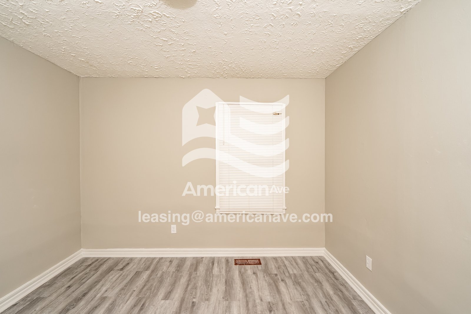 Building Photo - 1528 5th Ave W