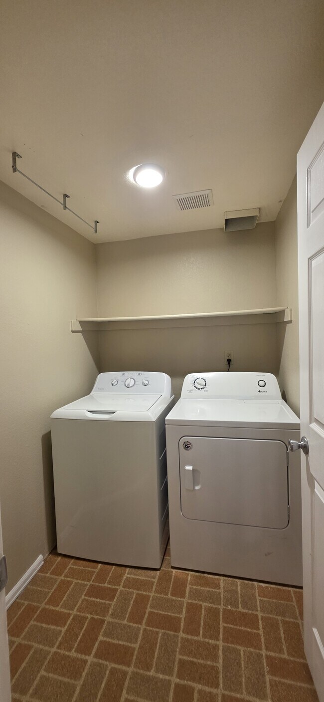 Building Photo - 572 W Jamison Pl