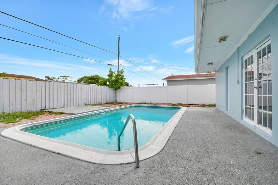 Building Photo - 8960 Sunset Strip