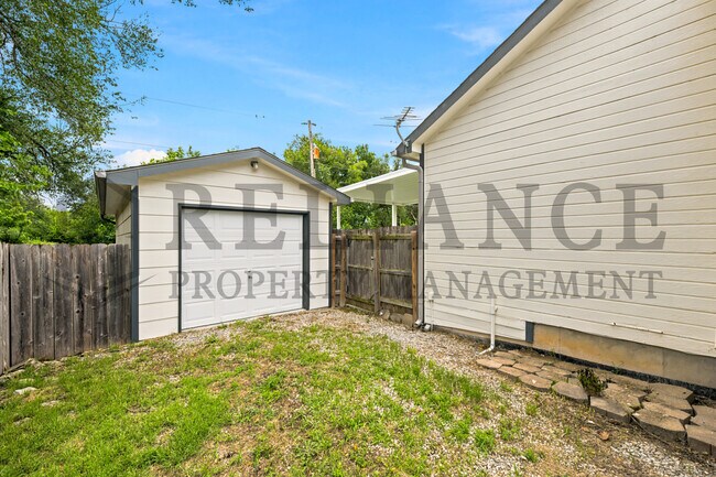 Building Photo - 516 N Lakeside Dr