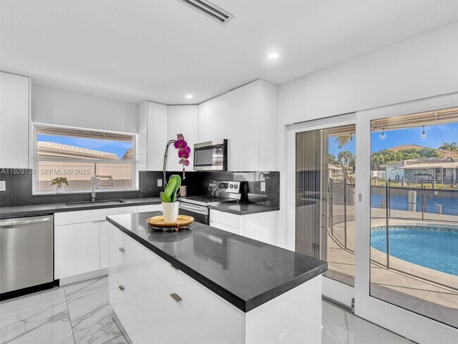 Building Photo - 440 SE 8th Ave