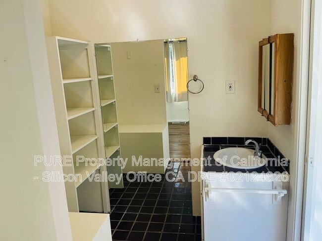 Building Photo - 20899 Aldercroft Heights Rd