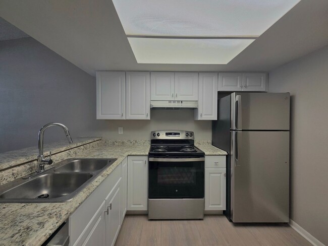 Building Photo - Beautiful 2 Bedroom, 2 Bathroom Apartment ...