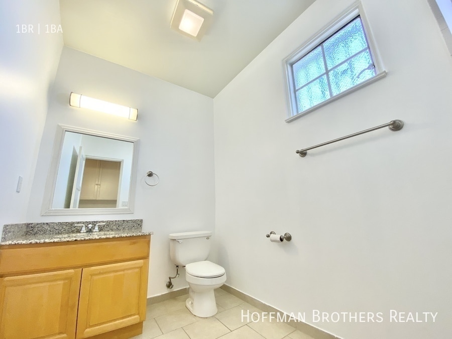 Building Photo - 7575 Melrose Ave