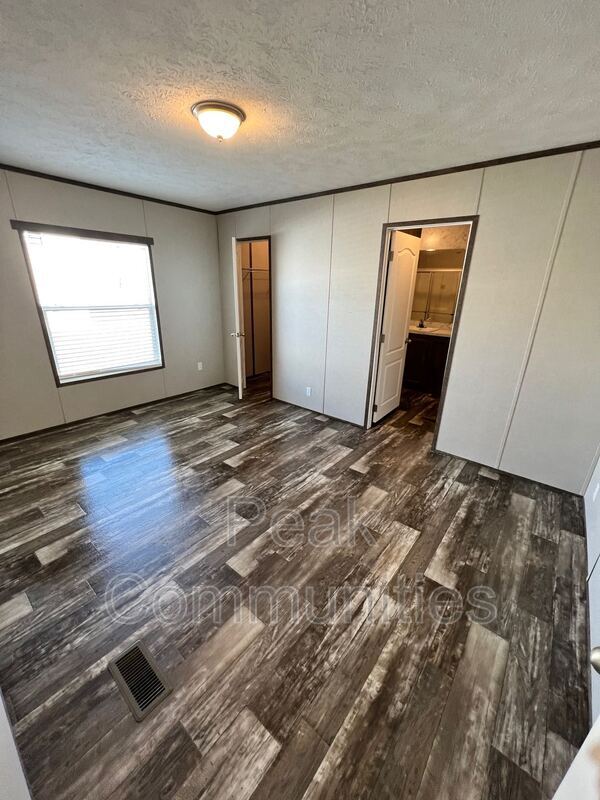 Building Photo - 215 Peach St