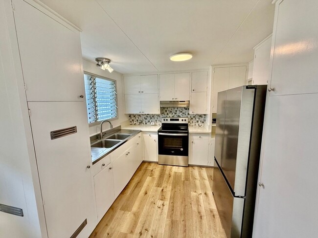 Building Photo - 4/2/3 + Office Space - Single Family Home Located in Kaimuki - Great Location!