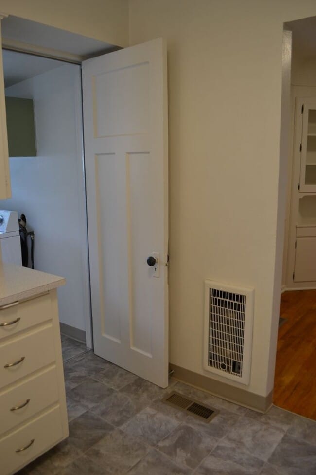 Building Photo - Quaint two-bedroom charmer in Northeast Salem