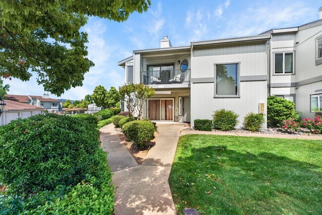 Building Photo - 2 Bedroom Condo for Rent in Redding CA | Pool, Spa, Fireplace, Balcony