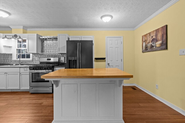 Building Photo - 214 Manchester Rd