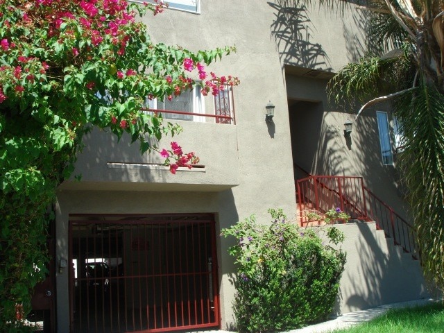 garage entrance - 6139 Fountain Ave