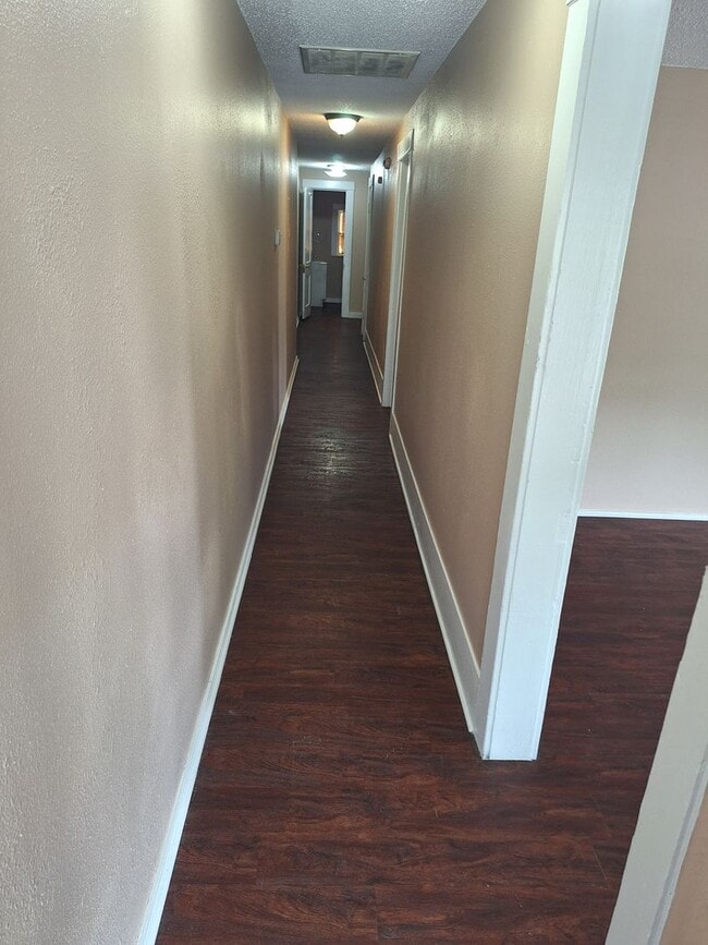 Building Photo - 2 bedroom, 1 bath