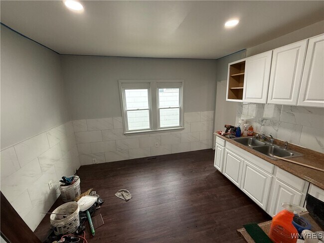 Building Photo - 26 Amber St