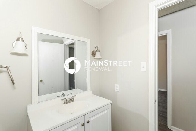 Building Photo - 4 Bedroom Pet-Friendly Home in Memphis, TN with Main Street Renewal