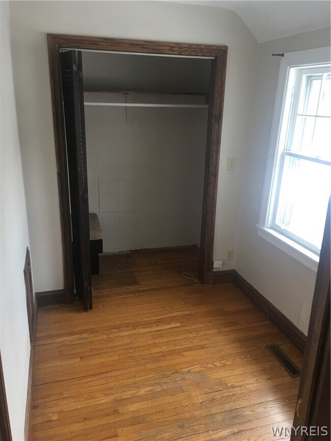 Building Photo - 419 Richmond Ave