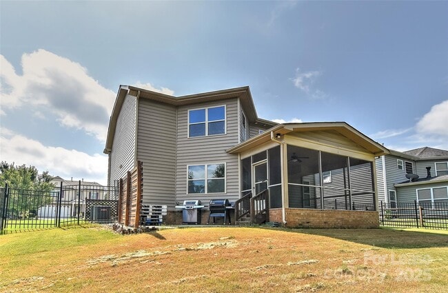 Building Photo - 549 Daventry Ct