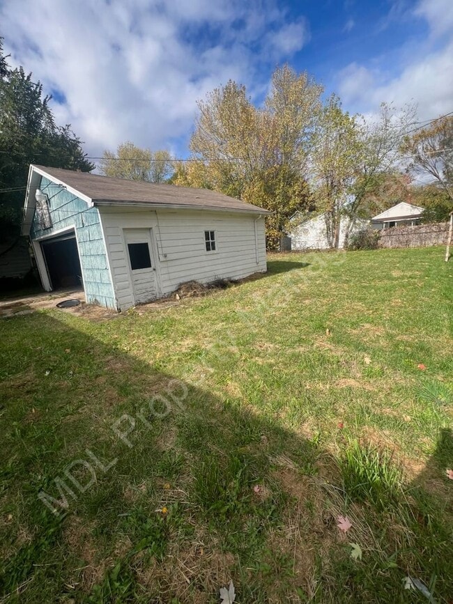 Building Photo - Come make this house your home!
