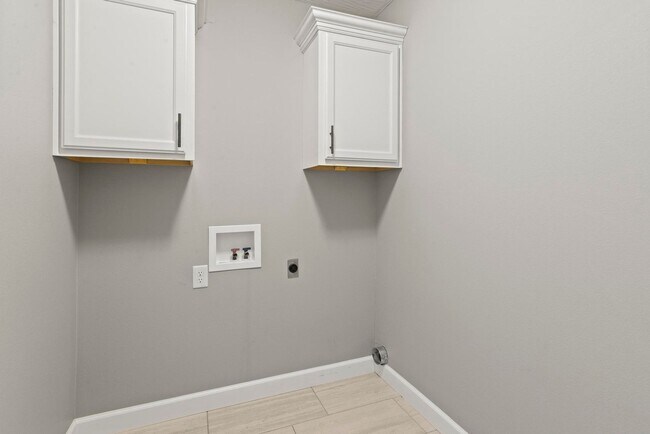 Building Photo - Available Dec 5!