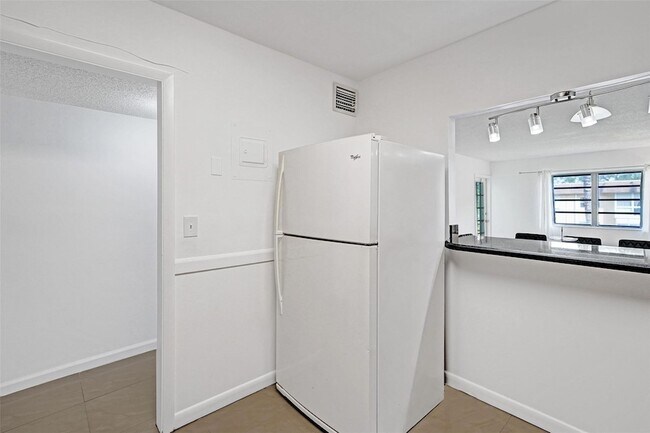 Building Photo - 5140 SW 40th Ave