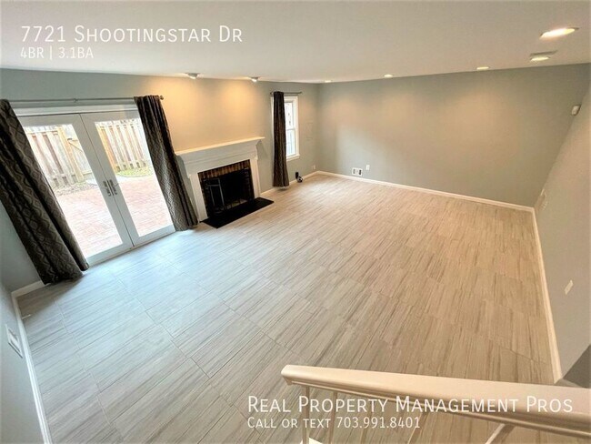 Building Photo - COMPLETLEY UPDATE!!   LARGE 4 BEDROOM 3.5 ...