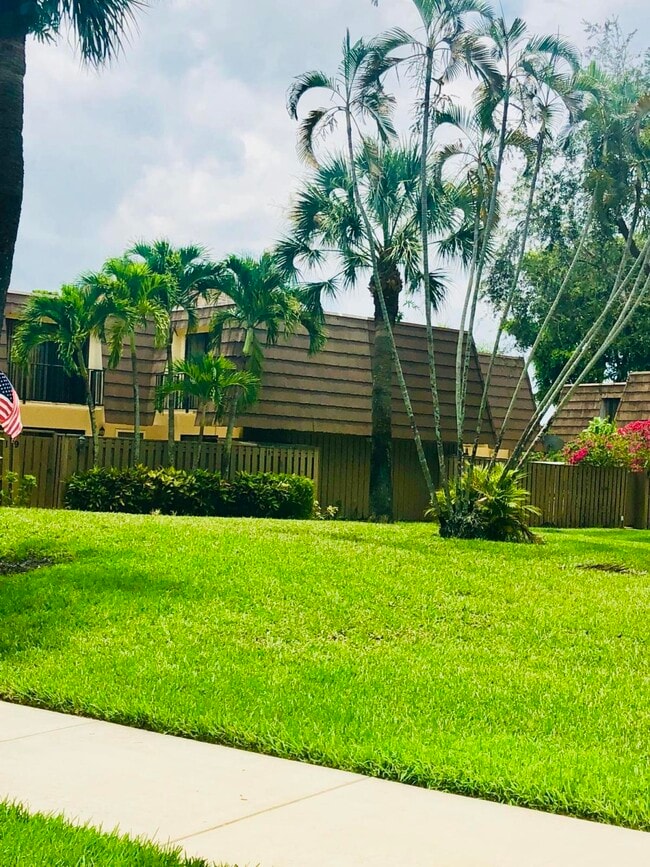 Building Photo - 1120 11th Ct