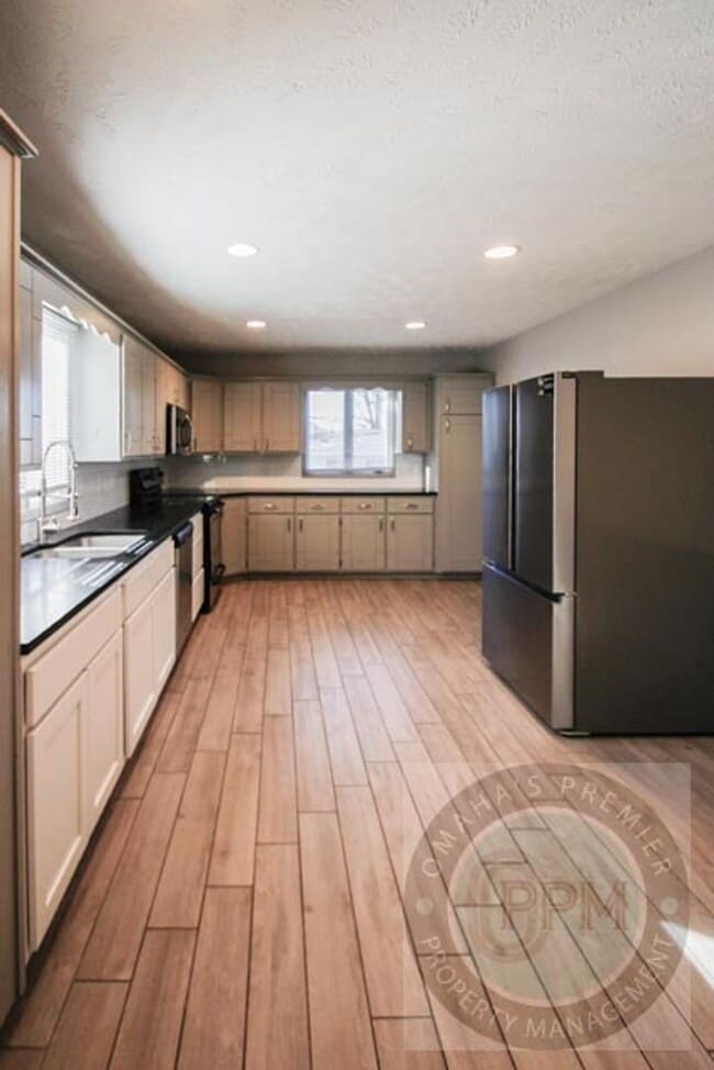 Building Photo - Fully updated 5 bedroom, 2 bathroom house