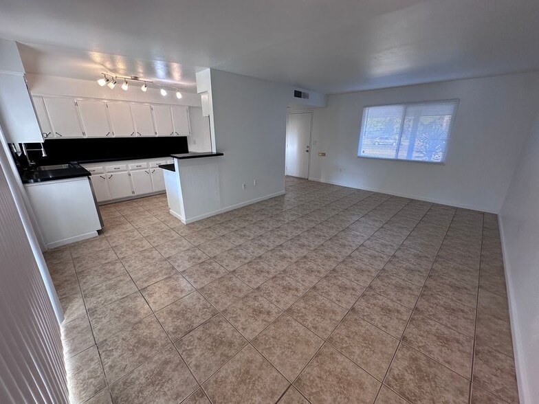 Building Photo - 813 New Stine Rd