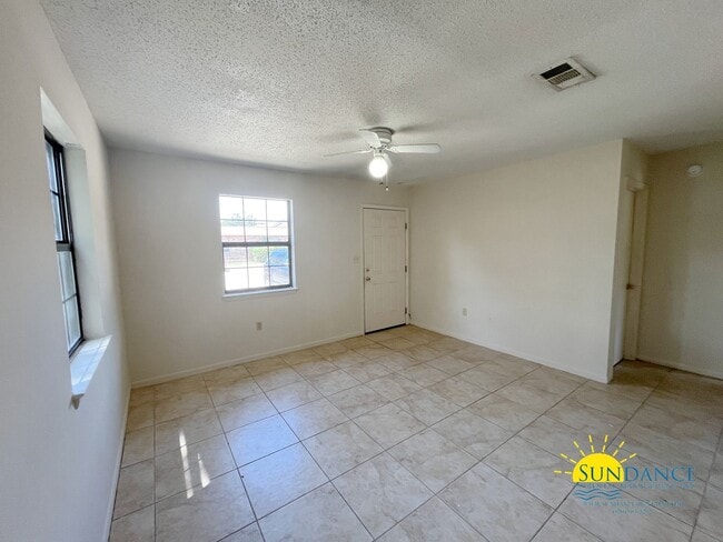 Building Photo - Great 2 Bedroom Home in Fort Walton Beach!