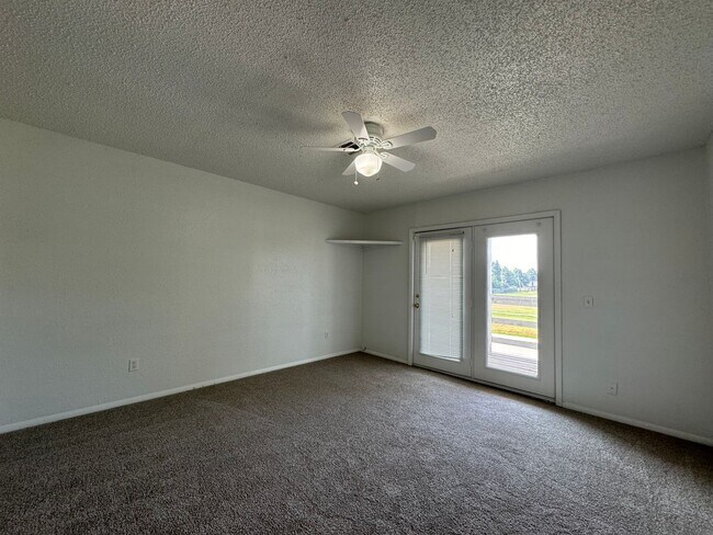 Building Photo - 1825 Sq Ft- 3 Bed/2Bath Duplex- All Appliances Included