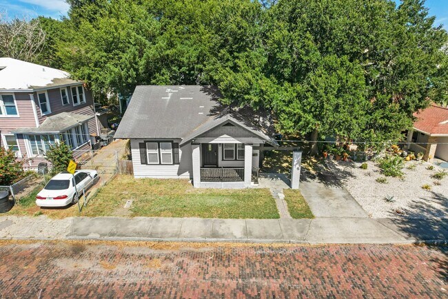 Building Photo - Cute 2bdrm/1bath Bungalo ** Section 8 OK ** Ready March 15