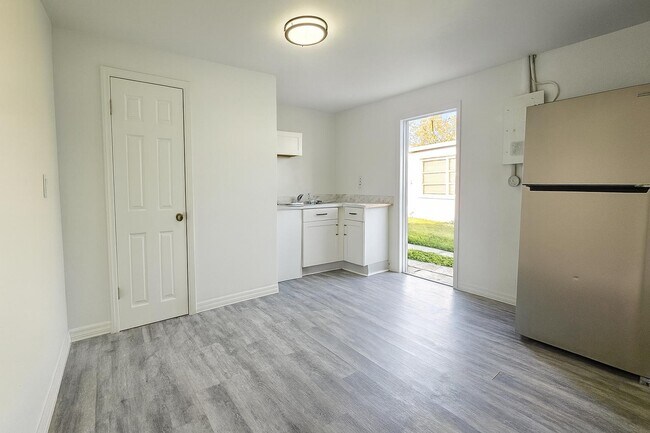 Building Photo - 3633 Rock Royal Dr