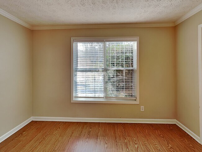 Building Photo - 700 Rosehill Ln