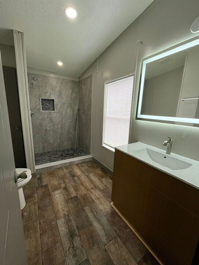 Building Photo - Newly renovated 3/2 Manufactured Home in O...