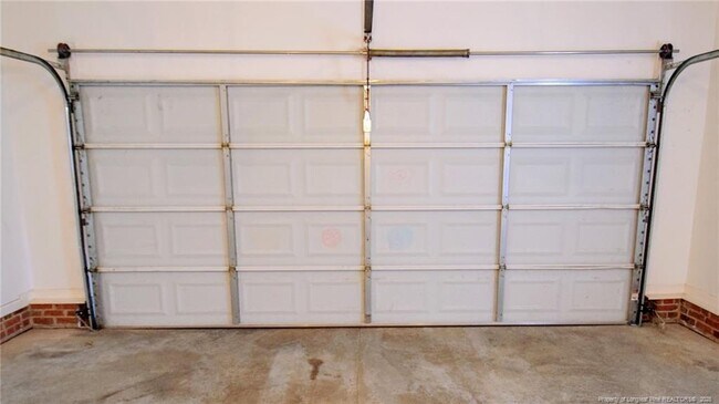 Building Photo - 324 Roundtree Dr
