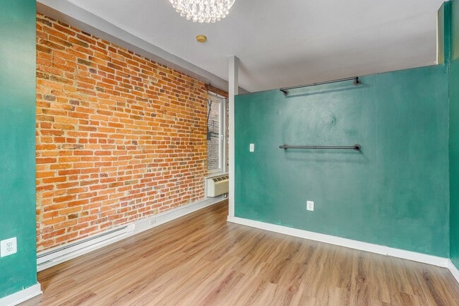 Building Photo - Bloomingdale or Bust