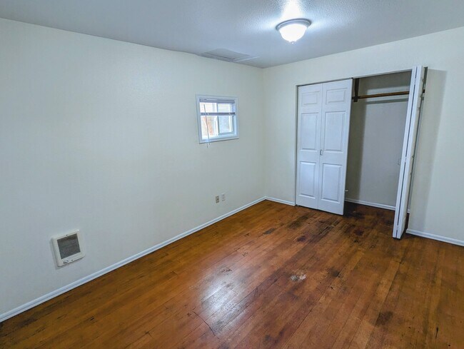 Building Photo - 2 Bed/1 Bath House - 5 min to Lakewood Tow...