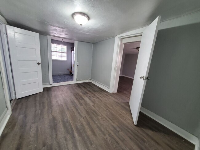 Building Photo - Newly Rehabbed 3 Bedroom 1 Bath COZY Home!!!!