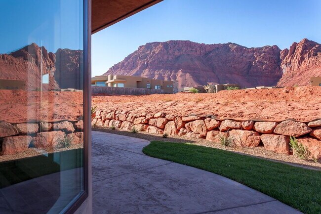 Building Photo - Gorgeous luxury 4 bedroom home in Ivins