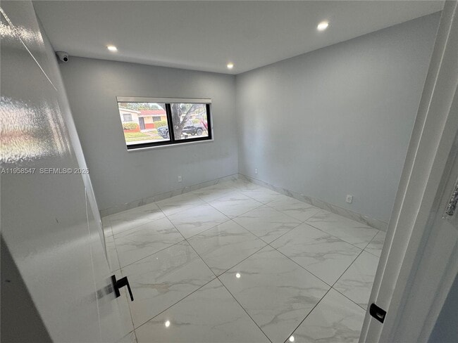 Building Photo - 575 NE 179th Dr