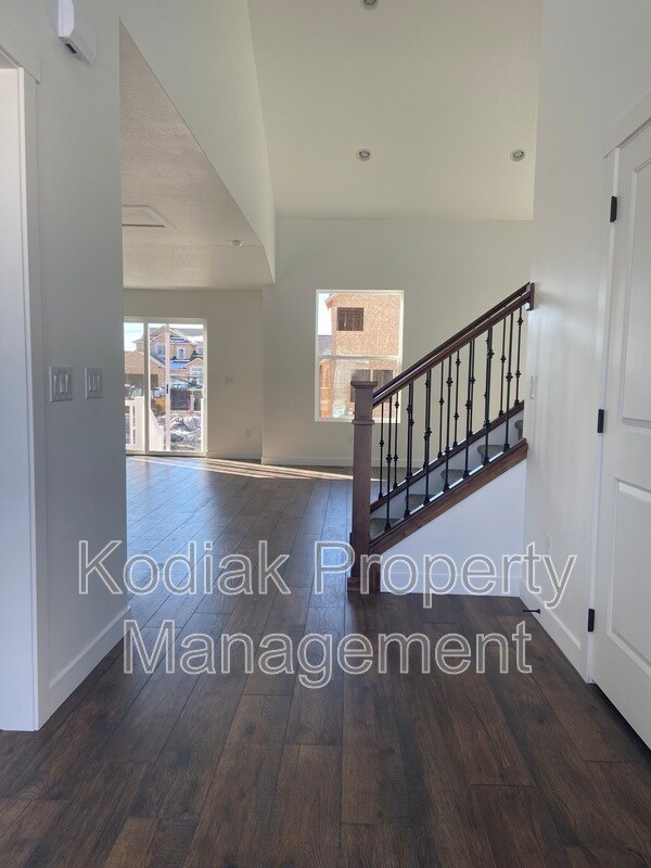 Building Photo - 1439 W Stable St