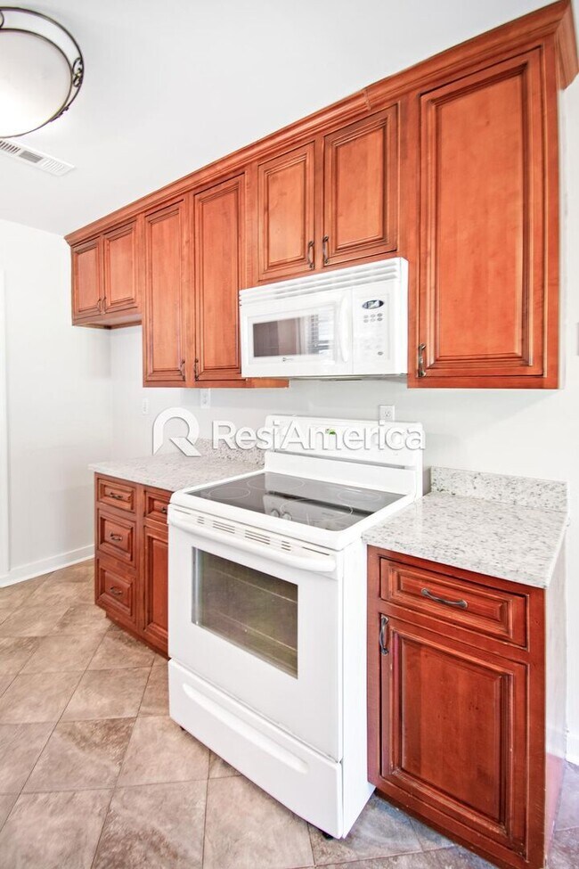 Building Photo - Newly Renovated 3/2 In Bartlett