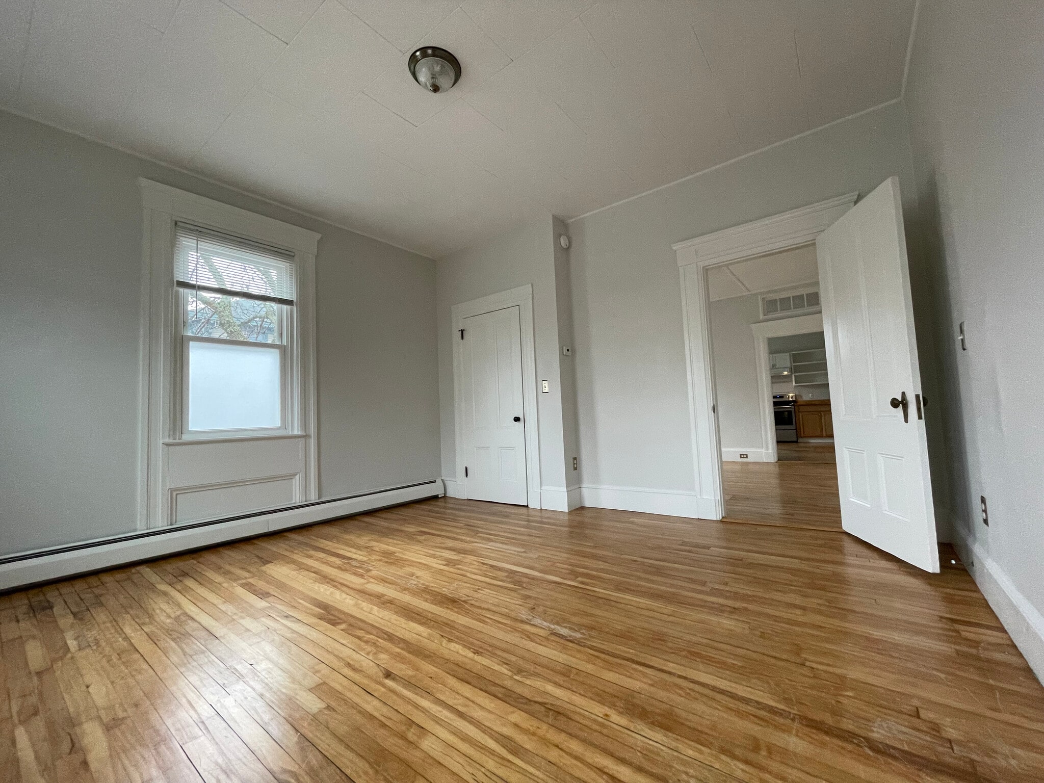 Master bedroom (w/ closet). - 18 North St