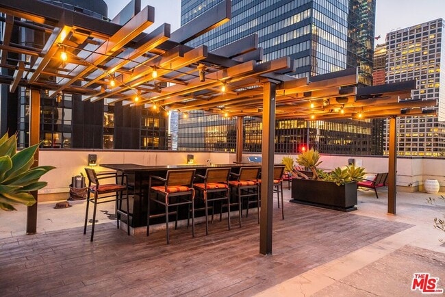 Building Photo - 655 S Hope St