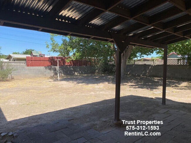 Building Photo - Larger Pet Friendly home