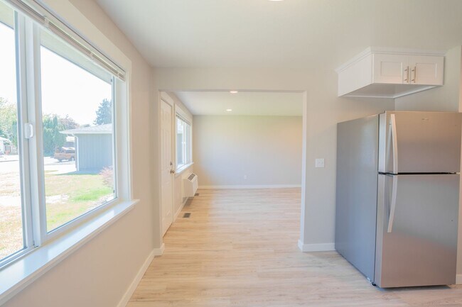 Building Photo - Newly Remodeled Large 2 Bedroom!