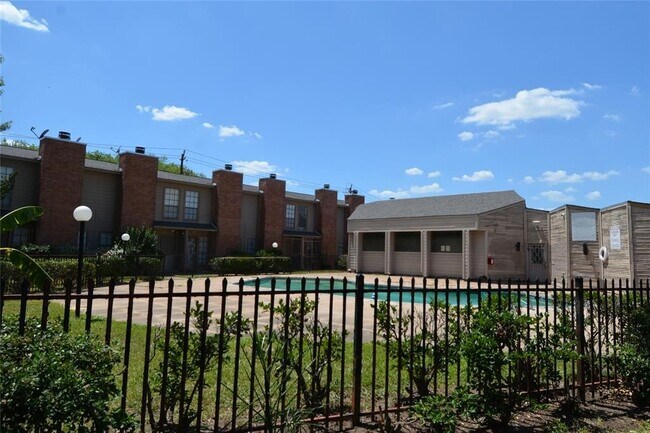 Building Photo - 10501 South Dr