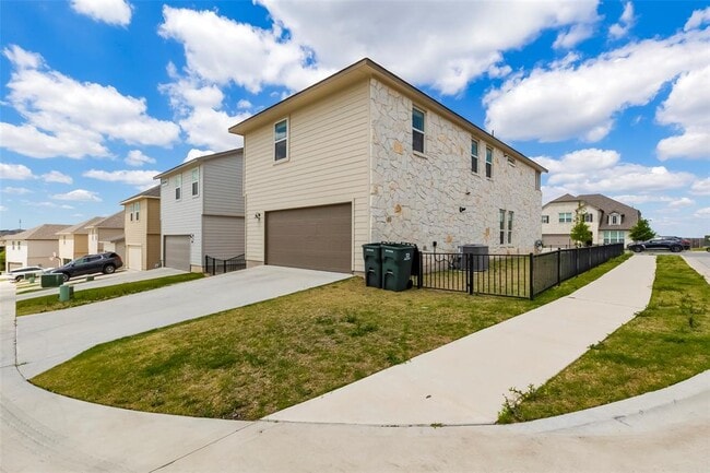 Building Photo - 218 Glass Mountains Wy