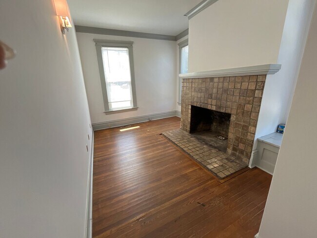 Building Photo - 511 E Chestnut St
