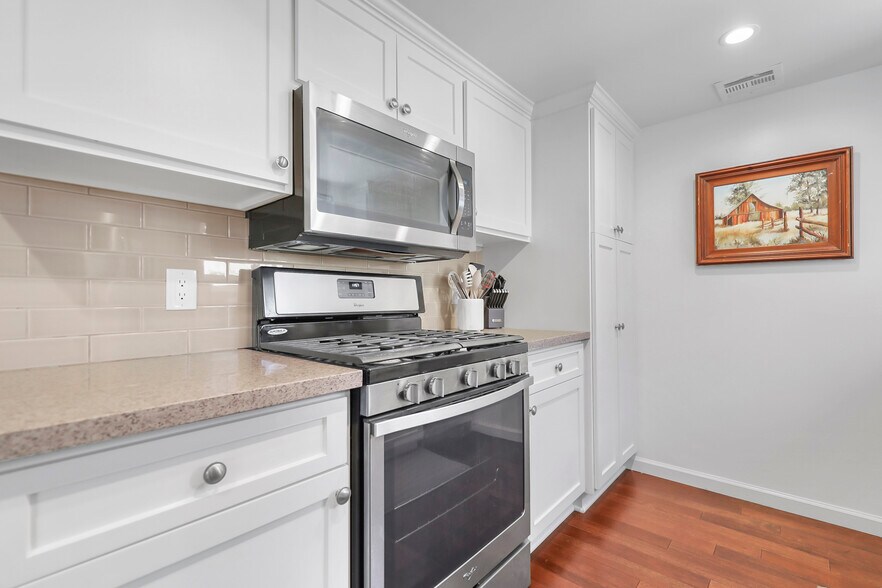 Building Photo - 2170 S Palm Canyon Dr