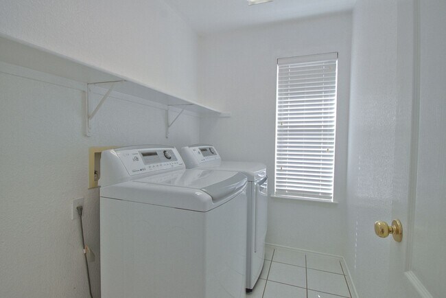 Building Photo - Well Maintained 3/2/2 on Corner Lot